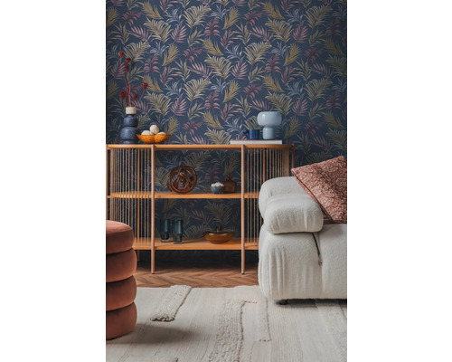 Woonkamer met patroonbehang, rek en bank