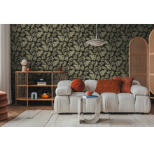 Woonkamer met bank, bijzettafel, rek en behang met plantmotieven