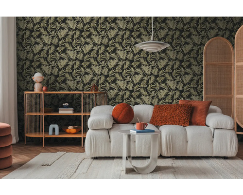 Woonkamer met bank, bijzettafel, rek en behang met plantmotieven