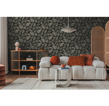 Woonkamer met bank, bijzettafel en rek voor een behang met bladerenmotief