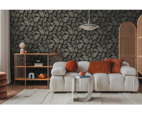 Woonkamer met bank, bijzettafel en rek voor een behang met bladerenmotief