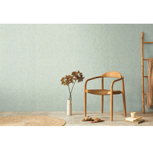 Woonkamer met behang met patroon, houten stoel en decoratieve elementen voor een heldere sfeer