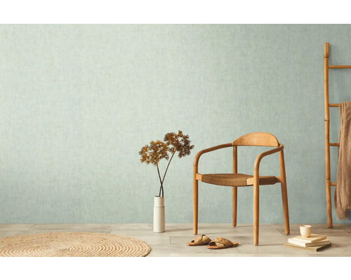 Woonkamer met behang met patroon, houten stoel en decoratieve elementen voor een heldere sfeer