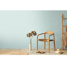 Lichte kamer met houten stoel, ladder, tapijt en decoratie