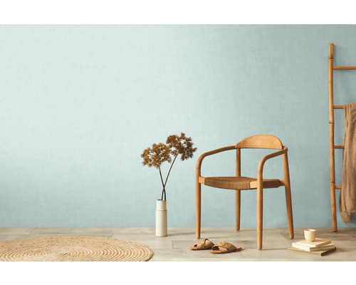 Lichte kamer met houten stoel, ladder, tapijt en decoratie