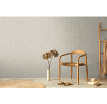 Scene met vliesbehang op de muur, stoel, decoratie en tapijt.