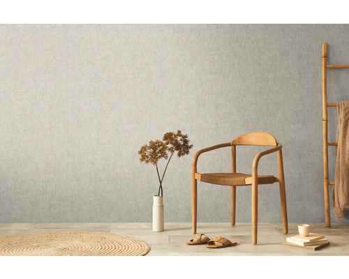 Scene met vliesbehang op de muur, stoel, decoratie en tapijt.