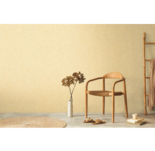 Decoratief interieur met stoel, vaas en vloerkleed voor een wand