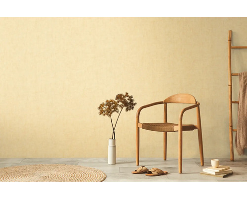 Decoratief interieur met stoel, vaas en vloerkleed voor een wand