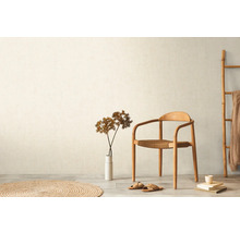 Lichte kamer met houten stoel, ladder en rond vloerkleed