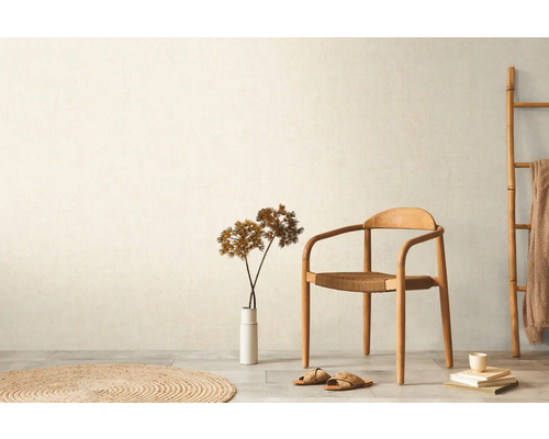 Lichte kamer met houten stoel, ladder en rond vloerkleed