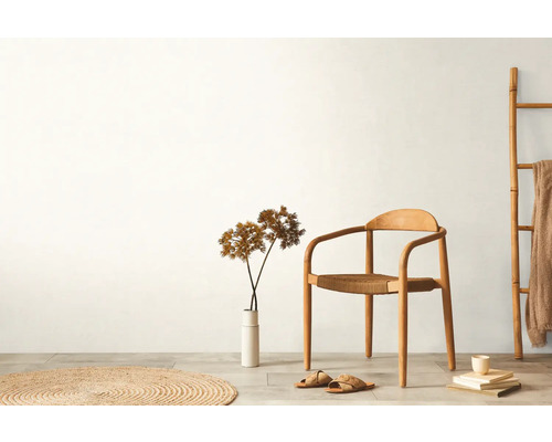 Lichte interieurinrichting met houten stoel, decoratie en textiel