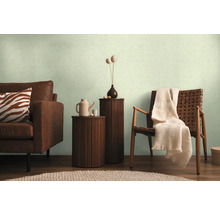 Woonkamer met bank, stoel, bijzettafels en decoratieve elementen voor een gezellige sfeer