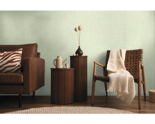 Woonkamer met bank, stoel, bijzettafels en decoratieve elementen voor een gezellige sfeer