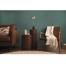 Woonkamer met bank, stoel, bijzettafels en decoratieve elementen voor een gezellige sfeer.