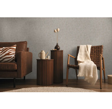 Woonkamer met bank, fauteuil en bijzettafels voor een gezellige sfeer