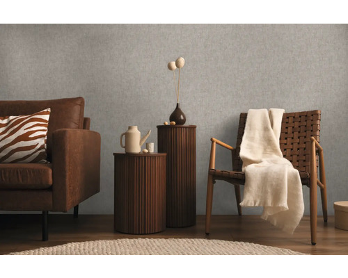 Woonkamer met bank, fauteuil en bijzettafels voor een gezellige sfeer