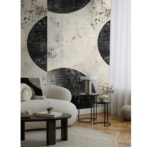 Woonkamer met bank, salontafel en behang met abstract cirkelpatroon.