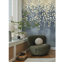 Decoratief interieur met fauteuil en bloemenbehang