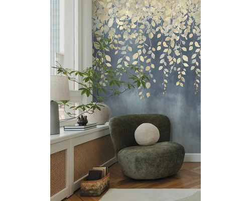 Decoratief interieur met fauteuil en bloemenbehang