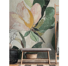 Woonkamer met een bloemenbehang, een zitbank en decoratieve elementen.