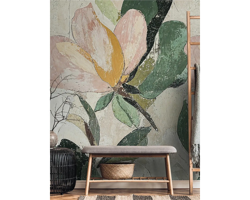 Woonkamer met een bloemenbehang, een zitbank en decoratieve elementen.