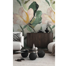 Woonkamer met bloemenbehang, bank, dressoir en salontafel