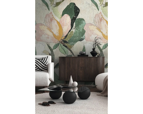 Woonkamer met bloemenbehang, bank, dressoir en salontafel