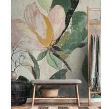 Decoratieve kamer met een wandbehang met bloemmotief, een bank en een ladder