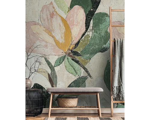 Decoratieve kamer met een wandbehang met bloemmotief, een bank en een ladder