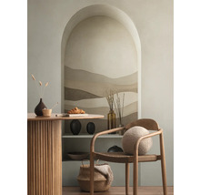 Interieur met een eettafel, een stoel en een nis met decoratieve elementen.