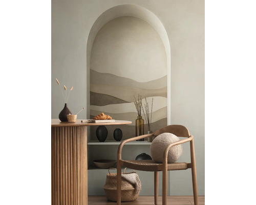 Interieur met een eettafel, een stoel en een nis met decoratieve elementen.