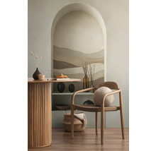 Lichte kamer met eettafel, houten stoel en decoratieve elementen op een plank in een nis