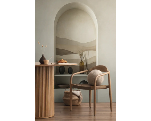 Lichte kamer met eettafel, houten stoel en decoratieve elementen op een plank in een nis