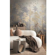 Woonkamer met behang dat een bos met vliegende vogels voorstelt, gecombineerd met een bank en bijzettafels.