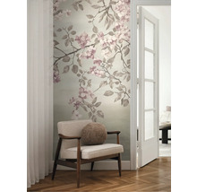 Kamer met bloemenbehang, stoel en open deur
