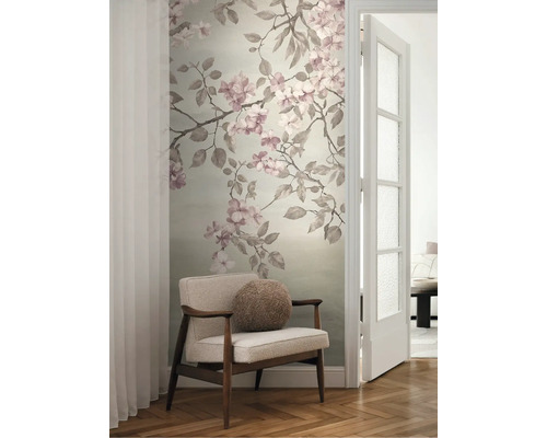 Kamer met bloemenbehang, stoel en open deur