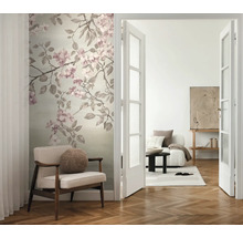 Woonkamer met bloemen fotobehang, fauteuil en open deur