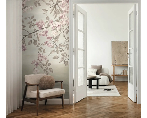 Woonkamer met bloemen fotobehang, fauteuil en open deur