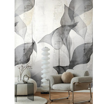 Scène met fauteuil, bijzettafel en behang met bladerpatroon