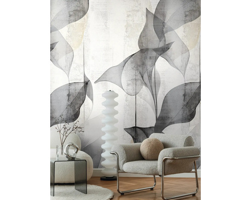 Scène met fauteuil, bijzettafel en behang met bladerpatroon