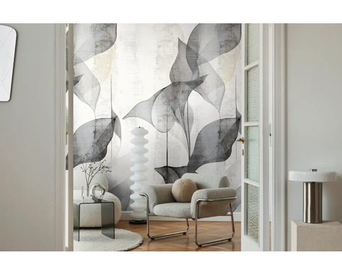 Woonkamer met behang met bladmotief, fauteuil en staande lamp