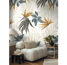 Woonkamer met behang met plantenmotieven, fauteuil en bijzettafel