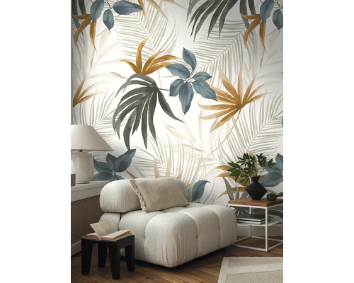 Woonkamer met behang met plantenmotieven, fauteuil en bijzettafel