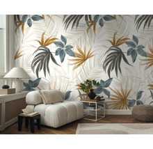 Woonkamer met bloemenbehang, fauteuil, lamp en bijzettafel