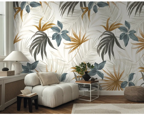 Woonkamer met bloemenbehang, fauteuil, lamp en bijzettafel