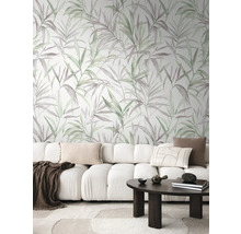 Woonkamer met bank, tafel en behang met plantenmotief