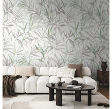 Woonkamer met witte bank en bloemenbehang