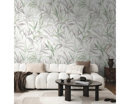 Woonkamer met witte bank en bloemenbehang