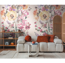 Woonkamer met bank, plank en bloemenbehang voor een stijlvol huis.
